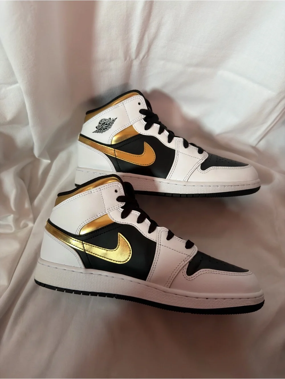 Air Jordan 1 Mid GS White Gold